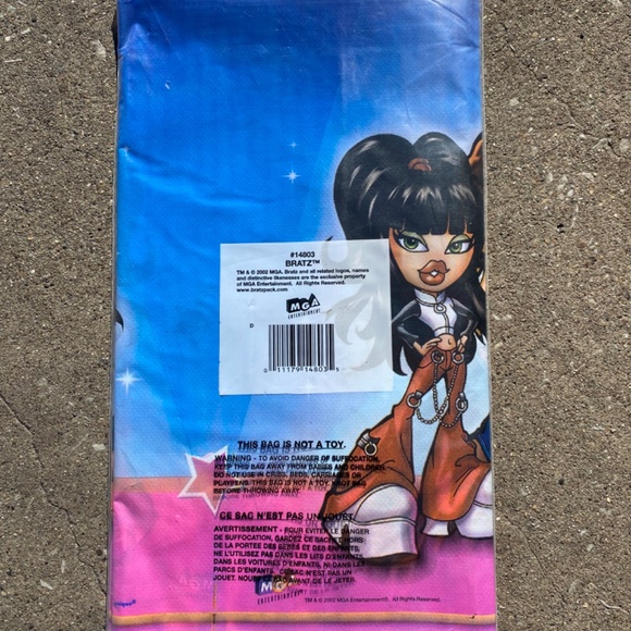 BRATZ VNTG Y2K plastic Tablecloth 54x84 NWT - Picture 3 of 5